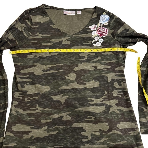 Belle by Kim Gravel Camo Green Top Shirt Tee Size XXS Runs Big Floral Embroidery - Picture 8 of 13